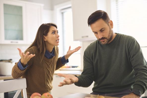 NE SVALJUJTE KRICICU NA DRUGOGA   stock-photo-angry-woman-having-discussion-with-her-husband-at-home-2528385585.jpg