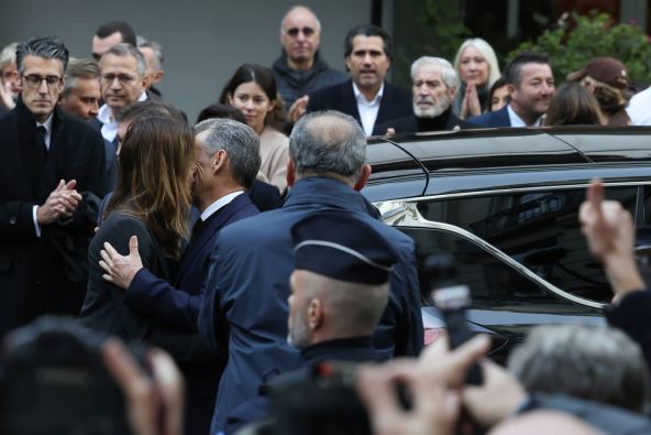 sarkozijev-odlazak-u-zatvor (8).jpg