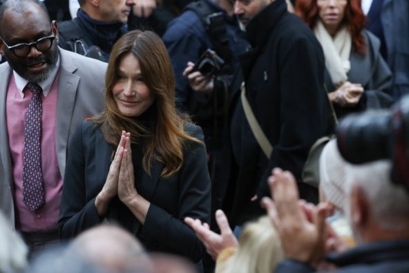 sarkozijev-odlazak-u-zatvor (10).jpg