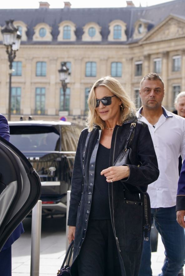 Kejt Mos na ulici obučenau crno