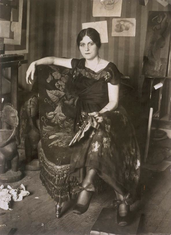 Olga_Khokhlova_in_Picasso's_Montrouge_studio,_spring_1918_cropped.jpg