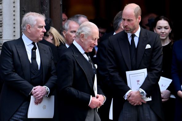 Princ Endru, Kralj Čarls i Princ Vilijam na sahrani kod pape Franje obučeni u crno