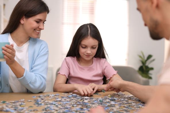 Porodica slaže puzle kod kuće