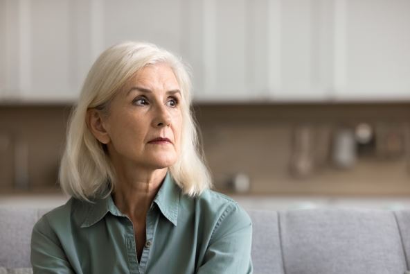 Starija žena gleda u daljinu