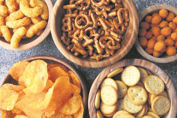 HRSKAVA I SUVA HRANA MOGU DA OSTETE GRLO  stock-photo-salty-snacks-pretzels-chips-crackers-in-wooden-bowls-1009900960.jpg