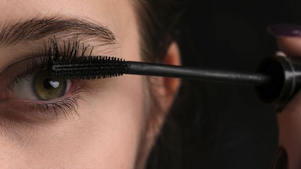 PREVISE MASKARE NA DONJIM TEPAVICAMA   stock-photo-girl-applying-black-mascara-to-her-long-eyelashes-2505443891.jpg