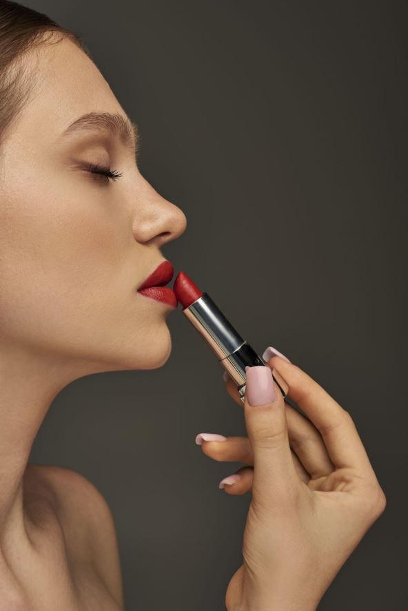 GLAVNA  ILI POGRESAN KARMIN  stock-photo-side-view-of-beautiful-young-woman-applying-red-lipstick-on-grey-background-beauty-and-makeup-2405025357.jpg