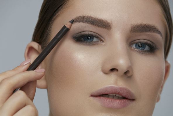 PRENAGLASENE OBRVE  stock-photo-beauty-makeup-woman-shaping-eyebrow-with-brow-pencil-closeup-girl-model-with-professional-makeup-1421477687.jpg