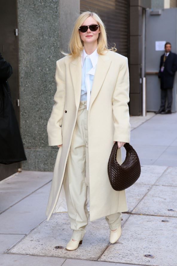 El Fening u belom kaputu šeta Njujorkom