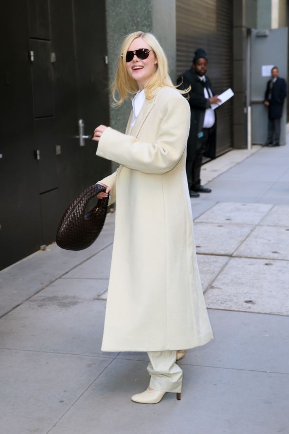 El Fening nosi Botega Veneta torbu i šeta Njujorkom u belom kaputu