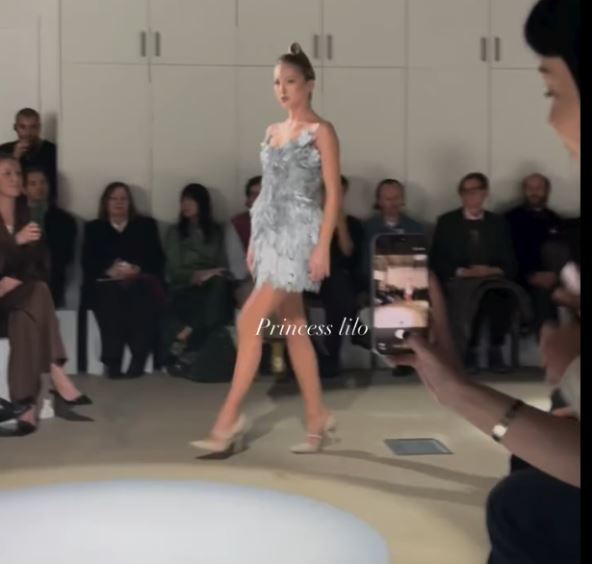 Lila Mos na reviji 16Arlington