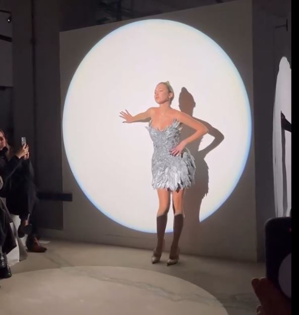 Lila Mos na reviji 16Arlington