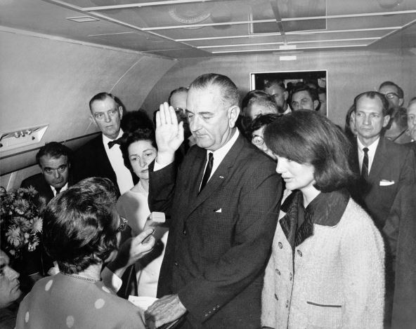 Lindon Džonson polaže zakletvu nakon atentata na Džona Kenedija