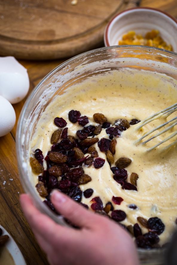 DA GROZDJICE NE PADAJU NA DNO KOLACA  stock-photo-mixing-a-dough-with-dried-cherries-cranberries-and-candied-orange-peels-in-glass-bowl-on-wooden-1297397353.jpg