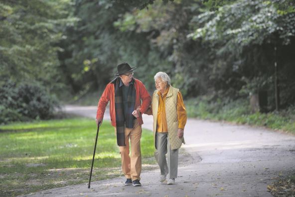 FIZICKA AKTIVNOST POMAZE  stock-photo-happy-senior-couple-in-autumn-clothes-walking-in-city-park-together-2209405043.jpg