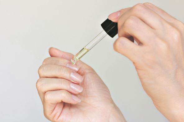 HIDRATACIJA JE JAKO VAZNA  stock-photo-young-woman-with-a-beautiful-manicure-applying-a-drop-of-oil-with-a-pipette-to-the-cuticle-around-2657873241.jpg