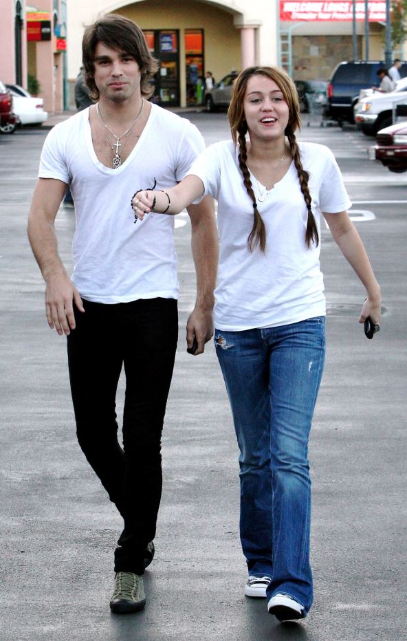 Majli Sajrus i Džastin Gaston