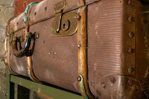 Stari kofer u garaži