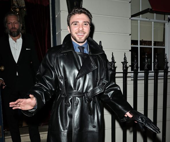 Roko Riči na svojoj izložbi u crnom kožnom mantilu