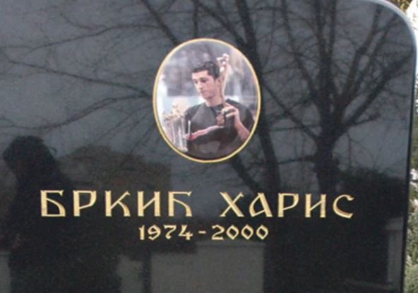 2025-12-16 13_56_21-KURIR ZEMUNACA IZGOVORIO IMENA UBICA HARISA BRKIĆA_ KONAČNO OTKRIVENA ISTINA STA.jpg