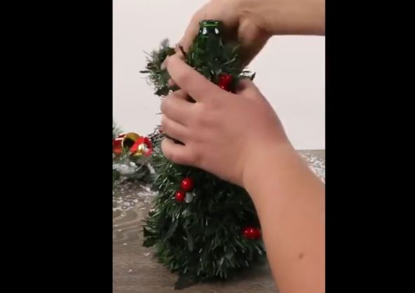 2025-12-18 08_38_00-Kako se pravi jelka za Novu godinu od flaše za kiselu vodu _ Lepa i srećna.png