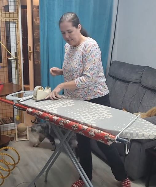 Kler Li podučava kako najbolje pakovati poklone uz pomoć daske za peglanje