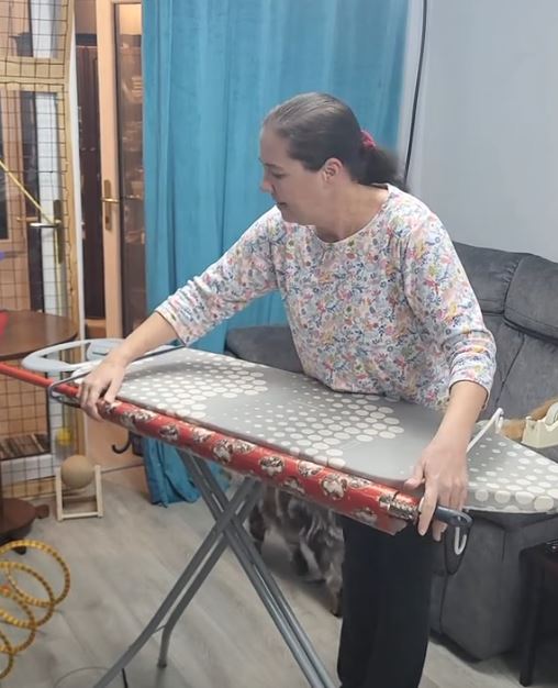 Kler Li podučava kako najbolje pakovati poklone uz pomoć daske za peglanje