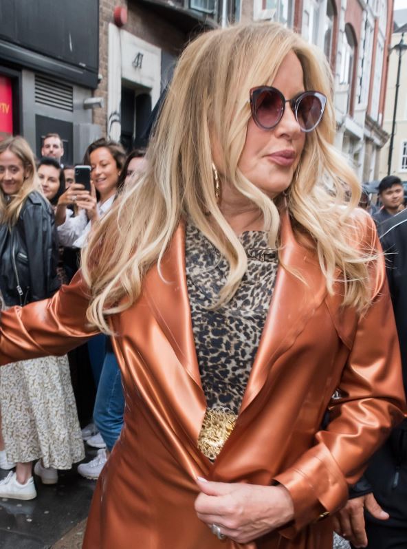 Dženifer Kulidž nosi naočare i narandžasti kožni kaput