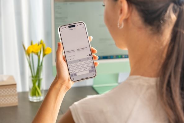 Devojka gleda u telefon