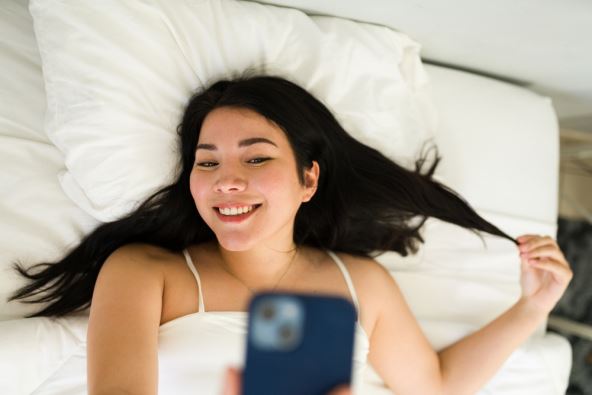 Srećna devojka razgovara telefonom