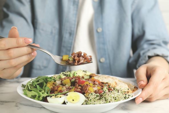 HRANA KOJA MILUJE ZWLUDAC   stock-photo-woman-eating-delicious-salad-with-brown-rice-at-white-marble-table-closeup-2608047803.jpg