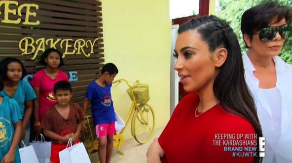 kim-kardasijan-u-sirotistu-na-tajlandu.jpg