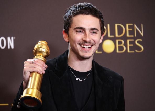 Timoti Šalame drži statuu Zlatnog globusa 2026.