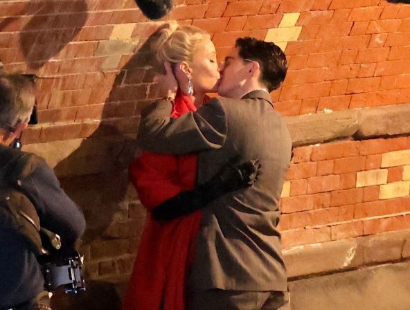 Gvinet Paltrou i Timoti Šalame se ljube na snimanju filma Marty Supreme