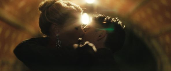 Gvinet Paltrou i Timoti Šalame scena iz filma Marty Supreme