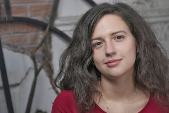 Mlada prelepa devojka u crvenoj majici