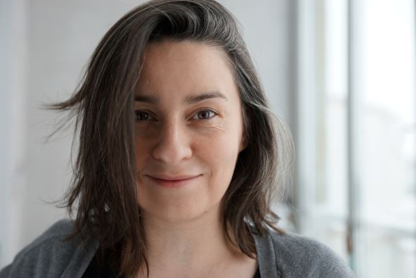 Portret devojke koja nasmešena gleda u kameru