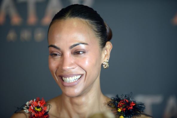 Zoi Saldana nasmejana prilikom premijere filma