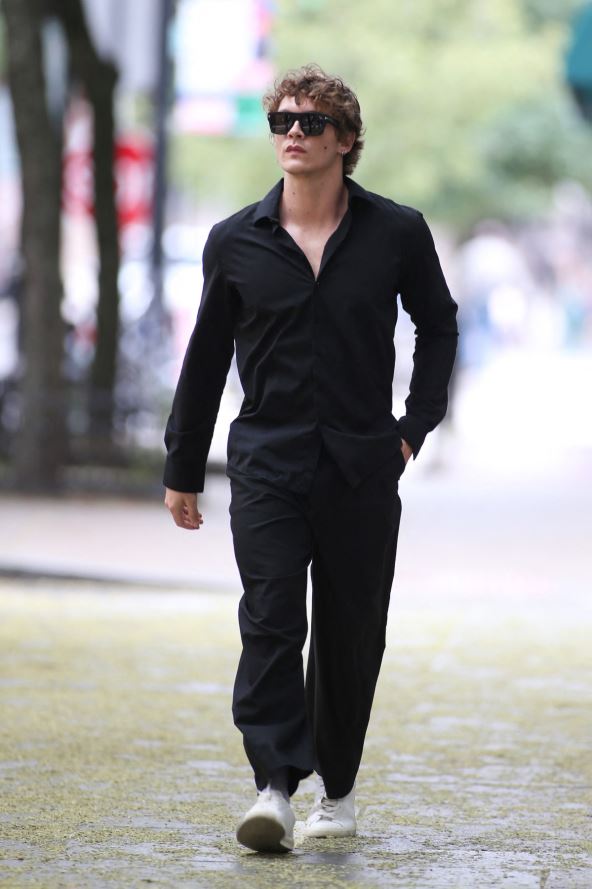 Konor Stori šeta ulicom