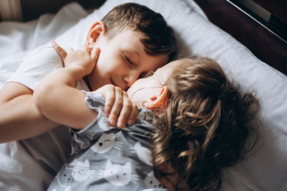 Brat i sestra spavaju