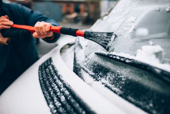 Čišćenje auta od snega