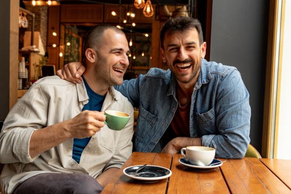 Muški prijatelji u kafiću