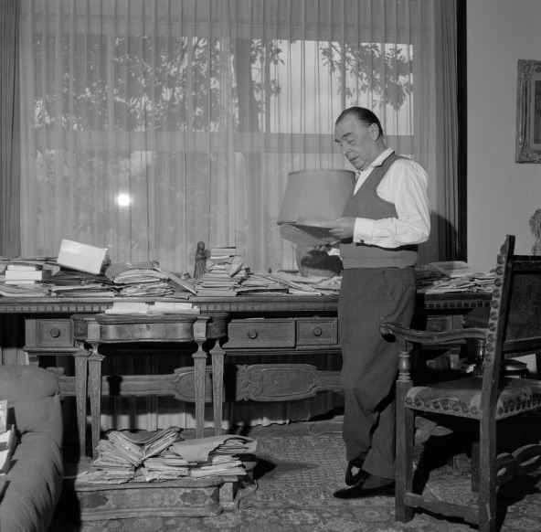 Erih Remark za svojim radnim stolom