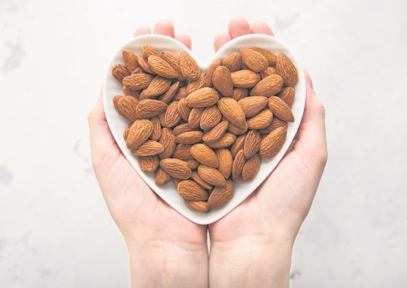 GRICKAJTE BADEME  stock-photo-female-hands-holding-heart-shaped-plate-with-peeled-almond-nuts-on-light-background-2475547521.jpg