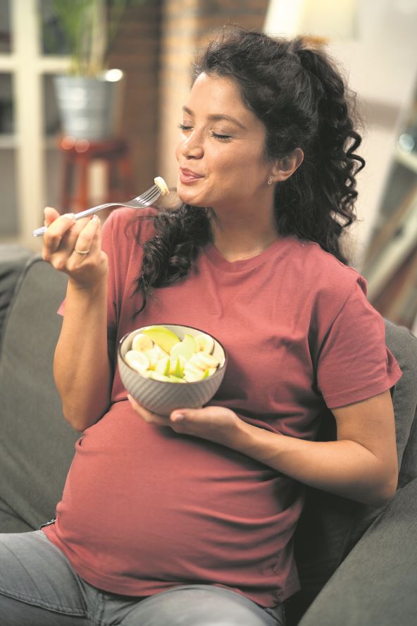JEDITE U SEDECEM POLOZAJU  stock-photo-pregnant-woman-eating-fuit-at-home-beautiful-pregnant-woman-enjoy-in-healthy-meal-2213414745.jpg