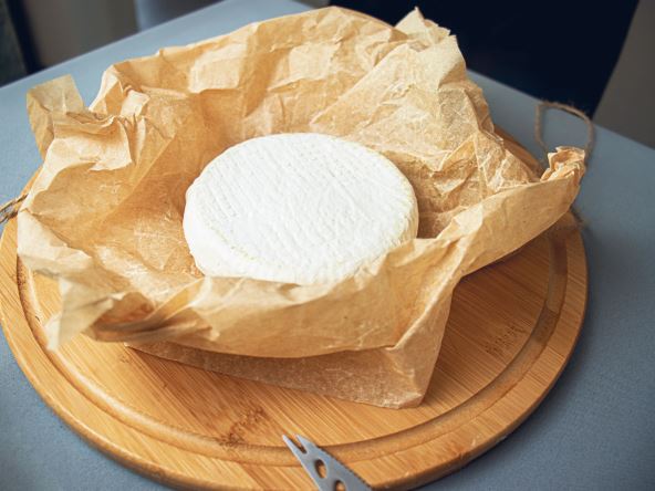 SIR  stock-photo-camembert-cheese-round-brie-on-kraft-paper-cheese-on-a-cutting-board-and-a-knife-for-cutting-2275786271.jpg