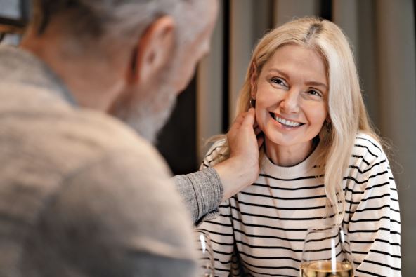 ODRZAVAJTE EMOCIONALNU POVEZANOST    stock-photo-loving-husband-touching-his-wife-s-cheek-during-romantic-date-physical-touch-love-language-2532240169.jpg
