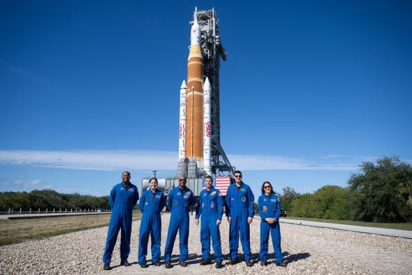 Astronauti ispred Orion rakete