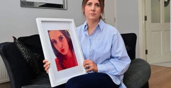 Debora Hana drži sliku svoje ćerke Kejtlin Hane