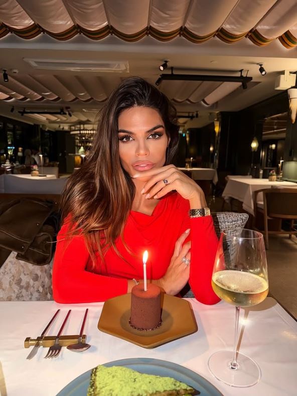 Dejana Živković u  restoranu jede kolač i proslavlja rođendan